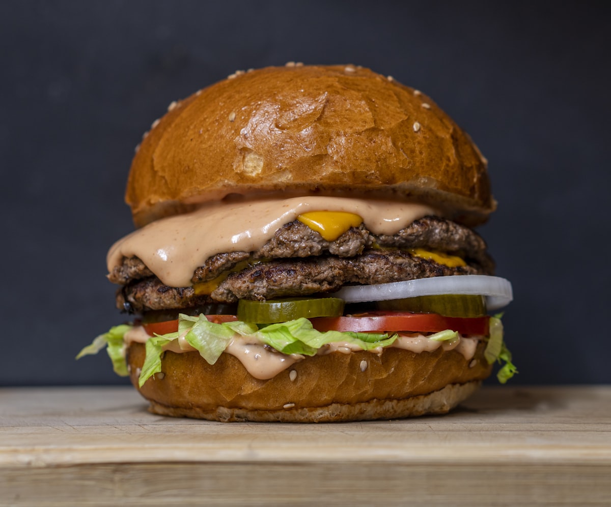 Hamburguesa artesanal servida en bandeja con guarnición