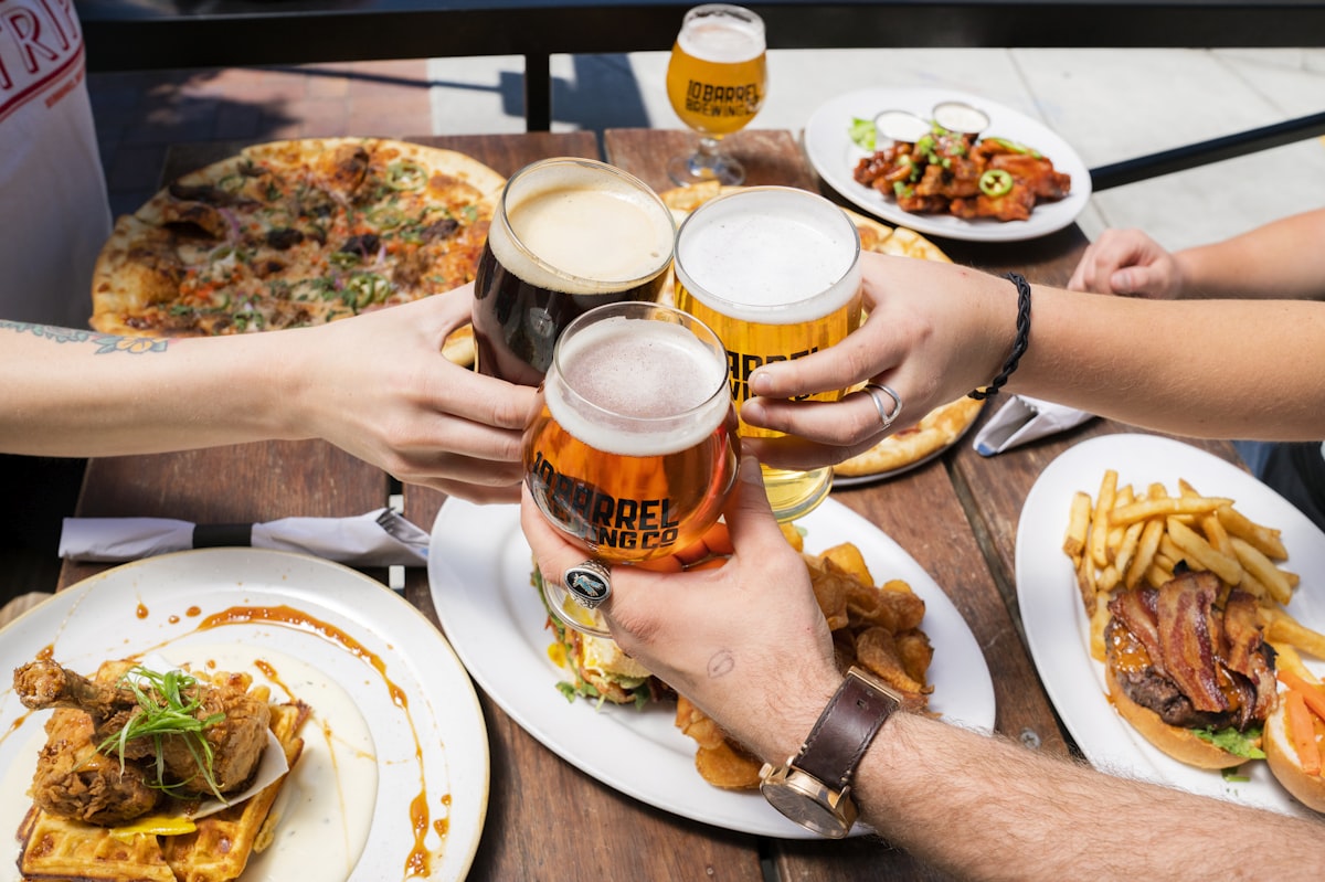 Cervezas y vasos en barra de restaurante